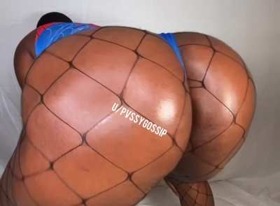 Don’t get caught in my web 🕷️🕸️🍑