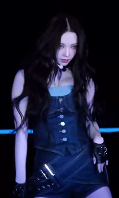 Karina never fails to get us hard and horny 🤤