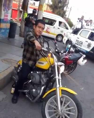 Ay, wey! La policia!