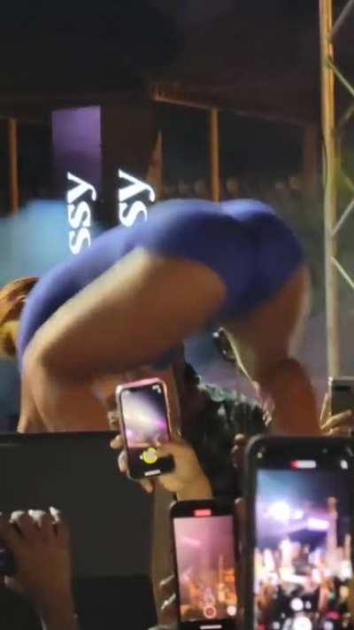 GUYS DID YOU SEE ME WITH DEXTA DAPS ON STAGE😱😱😱🥳🥳 Well you meet me here first on this page 😘😘