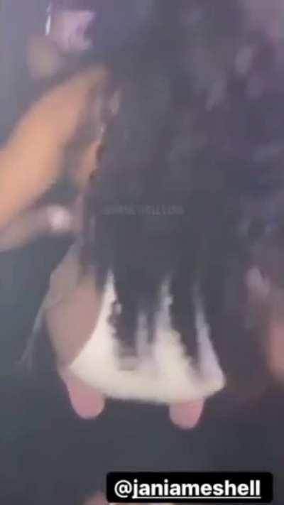 Jania Meshell Twerk 🍑🐶
