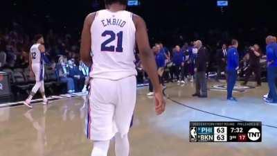 [Highlight] Joel Embiid sprains his knee after contesting Cam's layup and getting tripped
