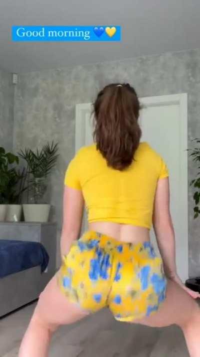 Thick Ukrainian girl twerks to save her country