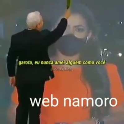 Alguém aí tá afim de viver um romance desse comigo?