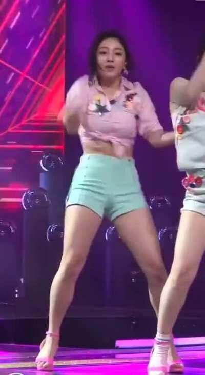 160317 - Jihyo with the moves