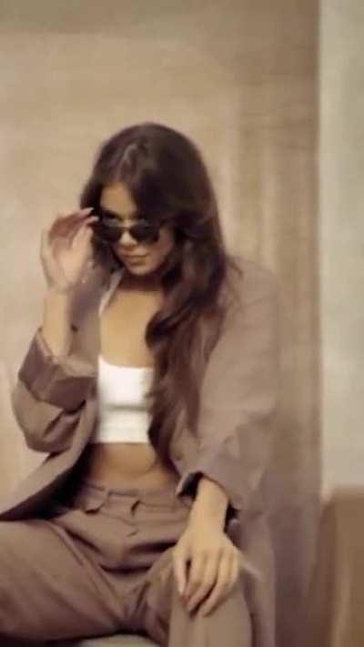 Hailee’s finishing touch