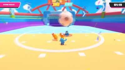 Whole lobby bands together to defeat noclipping hacker