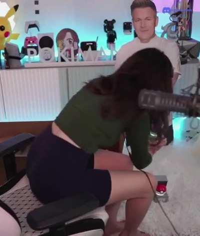 I made another one of her thicc moments from her stream yesterday, this time with no face.