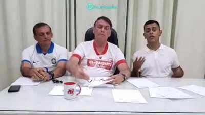 Na última live do ano (quinta passada) Bolsonaro aproveitou para falar do caso Queiroz. Ele pediu para que o Ministério Publico do RJ prestasse bastante atenção no que ele falava e contou um ‘caso hipotético’ do filho de um membro do MP que teria sido del