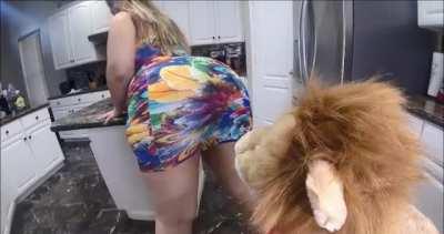 Mr. Lion knows how bad my fart smells😈