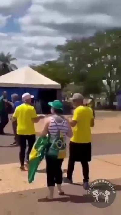 Po os caras não tem acesso a TV?