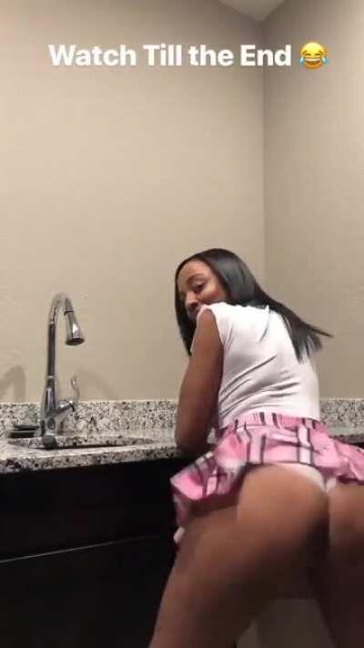 I love busting nutts to this thot ass