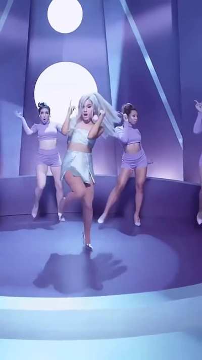 Ariana Grande in the holiday season mood! 🪩