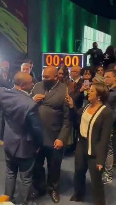 Logo após o debate para governador de SP. Douglas Garcia e Vera Magalhães tretando, o MEDIADOR do debate indo acabar com a discussão da forma mais inusitada possível.