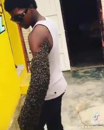 Man transports a bee colony by holding the queen in his hand