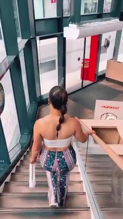 Keep walking babe 🤤🤤