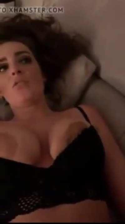 Fick die kleine slut bin so horny DM mich