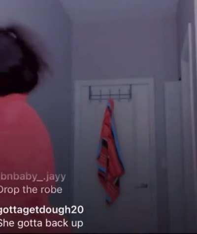 She cuttin up😳👏🏾