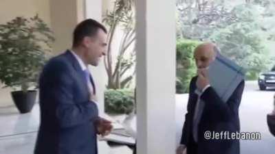 How Geagea wears a face mask