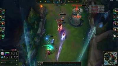 my boyfriend was telling me to leave the ezreal to die.. i said no ❤️