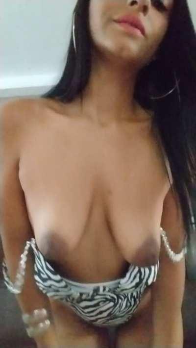 Wanna get some attention with my tits