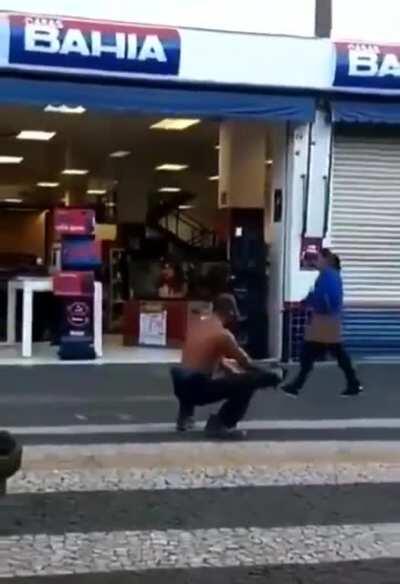 Lamentável. Desde quando a casas bahia contratou esses seguranças agressivos não podemos nem dançar mais em frente a loja 😤