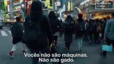 Sem palavras,Só o clamor dos humanos por paz! Charles chaplin com veemência e gratidão no discurso pacifista! Por um mundo melhor.