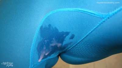 Hottie Lets Her Creampie Drip Through Her Leggings