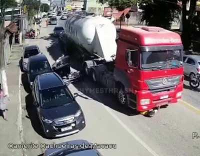 Motorcyclist miraculously survived after being run over by a truck