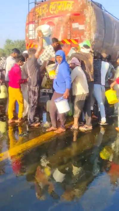 Villagers Loot Rice Bran Oil From Crashed Tanker On Lucknow Expressway In UP's Agra