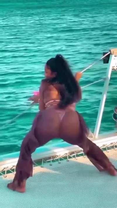 Slow wine on deck@yatch_life