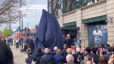 Ichiro’s Statue is revealed in Seattle. Unfortunately his bat breaks while pulling the covering off