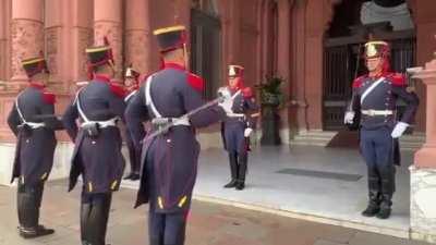Relevo de la guardia de honor de la Casa Rosada