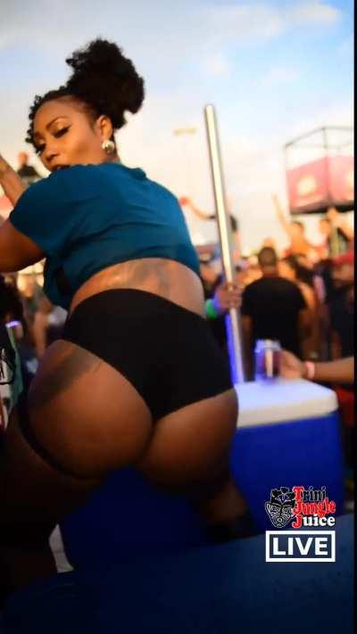 Trinidad Carnival soon come 🇹🇹 (📷:@trinijunglejuice) 