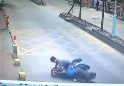 Truck driver takes back his cell phone