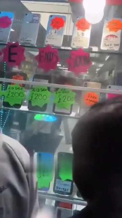 Yesterday evening, there was a robbery at a phone shop in Whitechapel. The people who own the shop locked the thieves inside so they couldn't get away.