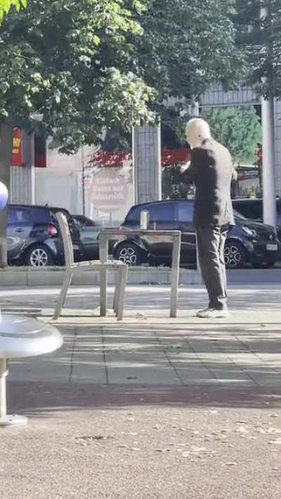 Ein Bier und Jägermeister Gottesdienst heute morgen in 1020