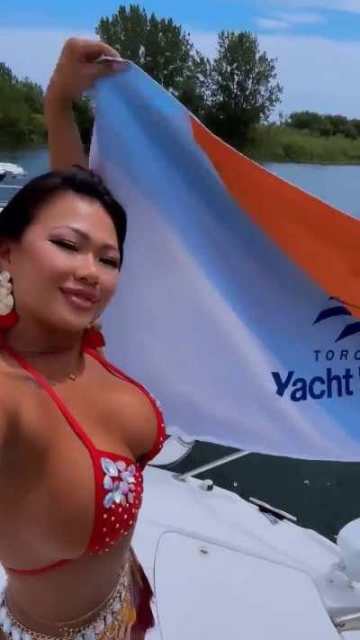 Sue Le (IG: barbellemami_the_ifbbpro)