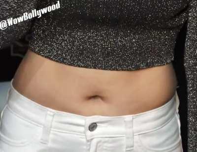 When your navel is more beautiful than your face 💦💦 [Dhvani Bhanushali]
