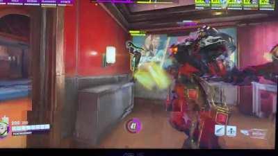 Instead of playing with the team, Reinhardt thought it would be better to eat the Widow’s ass