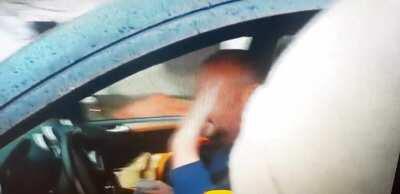 Tomislav Debeljak dijeli novac ljudima na ruke na potresom zahvacenom podrucju