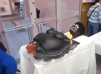 Repulsive cake that cries out when you cut into it