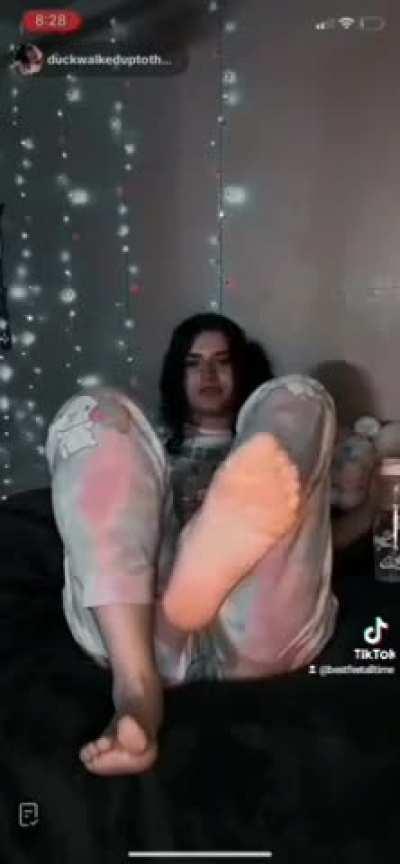 What u think her feet is funny or nice?