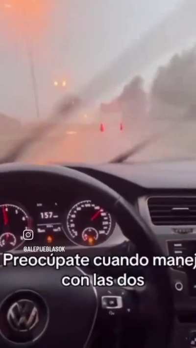 El video de la mina que le estacionó mal al viejo, manejando a 150