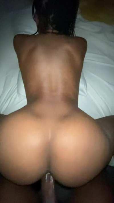 Throwing that ass back.