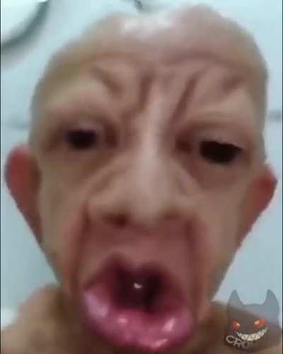 Muquinha fumando cingaru