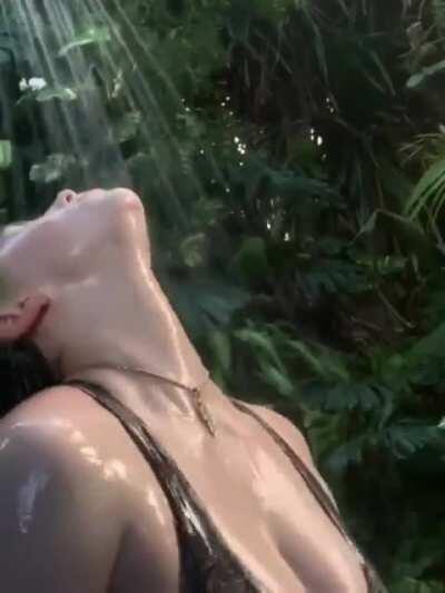 Didn't know Billie Eilish is hiding those melons from us