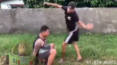 Muca e greninja brincando de capoeira off stream