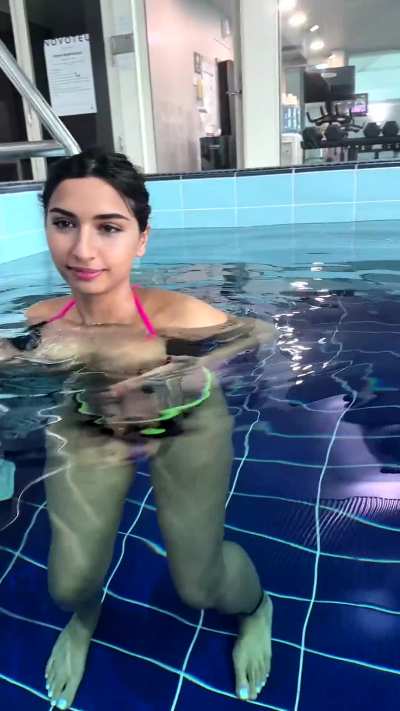 monicaoberoixo playing in the pool for you