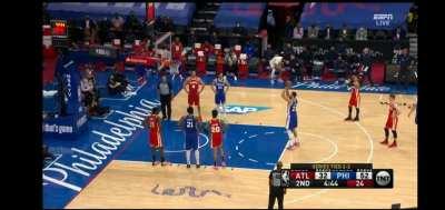 [Highlight] Huerter tries to foul Simmons but nobody's watching